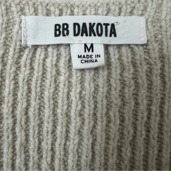 BB Dakota Women’s Sleeveless Knit Sweater Dress Size Medium Cream Mini V-Neck - Picture 3 of 8